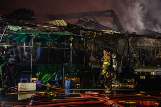 Firefighters battle blaze at major electronics market in Bangkok BANGKOK, THAILAND, AUGUST 28, 2026: Firefighters respond to a fire at Khlong Thom Centre, a major electronics and technology market with more than 500 shops, on Worachak Road in Bangkok™s Pom Prap Sattru Phai district. The fire was reported at approximately 8:42 p.m. and spread across the ground floor and to a mezzanine level, prompting firefighters from multiple stations to respond. Bangkok Thailand Copyright: x xWatsawatxKoktabtimx xJNAxPressx