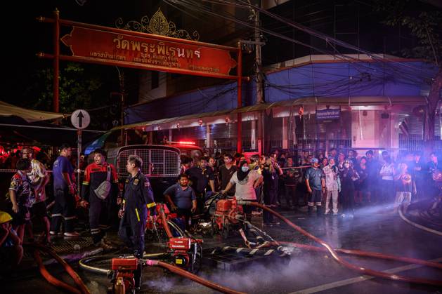 Firefighters battle blaze at major electronics market in Bangkok BANGKOK, THAILAND, AUGUST 28, 2026: Firefighters respond to a fire at Khlong Thom Centre, a major electronics and technology market with more than 500 shops, on Worachak Road in Bangkok™s Pom Prap Sattru Phai district. The fire was reported at approximately 8:42 p.m. and spread across the ground floor and to a mezzanine level, prompting firefighters from multiple stations to respond. Bangkok Thailand Copyright: x xWatsawatxKoktabtimx xJNAxPressx