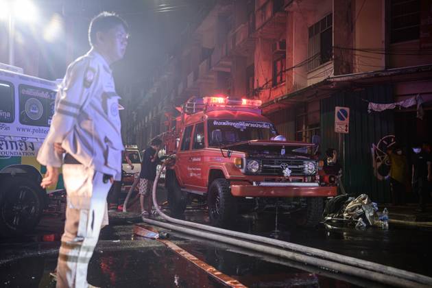Firefighters battle blaze at major electronics market in Bangkok BANGKOK, THAILAND, AUGUST 28, 2026: Firefighters respond to a fire at Khlong Thom Centre, a major electronics and technology market with more than 500 shops, on Worachak Road in Bangkok™s Pom Prap Sattru Phai district. The fire was reported at approximately 8:42 p.m. and spread across the ground floor and to a mezzanine level, prompting firefighters from multiple stations to respond. Bangkok Thailand Copyright: x xWatsawatxKoktabtimx xJNAxPressx