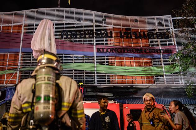 Firefighters battle blaze at major electronics market in Bangkok BANGKOK, THAILAND, AUGUST 28, 2026: Firefighters respond to a fire at Khlong Thom Centre, a major electronics and technology market with more than 500 shops, on Worachak Road in Bangkok™s Pom Prap Sattru Phai district. The fire was reported at approximately 8:42 p.m. and spread across the ground floor and to a mezzanine level, prompting firefighters from multiple stations to respond. Bangkok Thailand Copyright: x xWatsawatxKoktabtimx xJNAxPressx