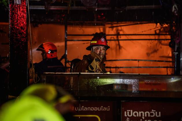 Firefighters battle blaze at major electronics market in Bangkok BANGKOK, THAILAND, AUGUST 28, 2026: Firefighters respond to a fire at Khlong Thom Centre, a major electronics and technology market with more than 500 shops, on Worachak Road in Bangkok™s Pom Prap Sattru Phai district. The fire was reported at approximately 8:42 p.m. and spread across the ground floor and to a mezzanine level, prompting firefighters from multiple stations to respond. Bangkok Thailand Copyright: x xWatsawatxKoktabtimx xJNAxPressx