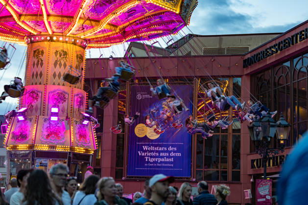 Bad Homburger Laternenfest 2026 28.08.2026: Das historische Kettenkarussell am Kurhausvorplatz ist eines der Highlights des Bad Homburger Laternenfests. Das traditionsreiche Volksfest in Bad Homburg vor der Höhe lockt jedes Jahr zahlreiche Besucher in die Innenstadt und zählt zu den größten und bekanntesten Volksfesten im Rhein-Main-Gebiet. Bad Homburg vor der Höhe Kurhausvorplatz Hessen Deutschland