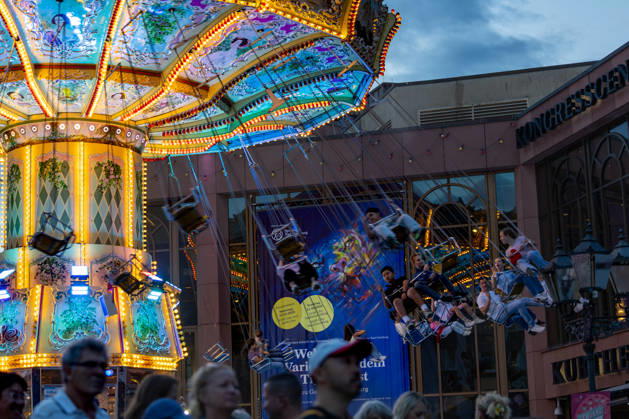 Bad Homburger Laternenfest 2026 28.08.2026: Das historische Kettenkarussell am Kurhausvorplatz ist eines der Highlights des Bad Homburger Laternenfests. Das traditionsreiche Volksfest in Bad Homburg vor der Höhe lockt jedes Jahr zahlreiche Besucher in die Innenstadt und zählt zu den größten und bekanntesten Volksfesten im Rhein-Main-Gebiet. Bad Homburg vor der Höhe Kurhausvorplatz Hessen Deutschland