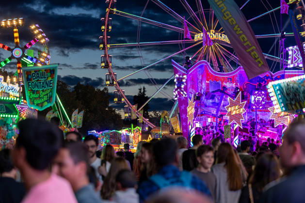 Bad Homburger Laternenfest 2026 28.08.2026: Das Riesenrad, Besucher und weitere Fahrgeschäfte beim Bad Homburger Laternenfest. Das traditionsreiche Volksfest in Bad Homburg vor der Höhe lockt jedes Jahr zahlreiche Besucher in die Innenstadt und zählt zu den größten und bekanntesten Volksfesten im Rhein-Main-Gebiet. Bad Homburg vor der Höhe Festplatz am Heuchelbach Hessen Deutschland
