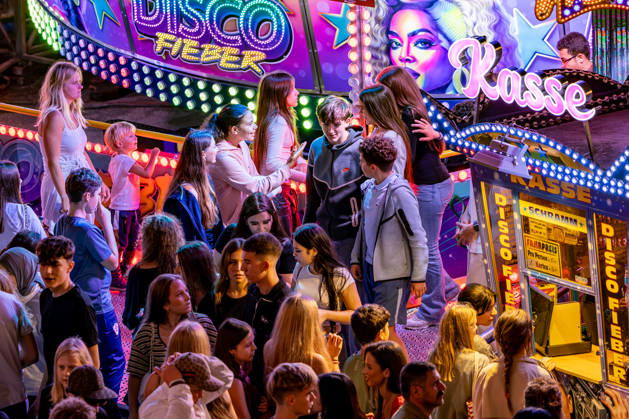 Bad Homburger Laternenfest 2026 28.08.2026: Besucher und Fahrgeschäfte beim Bad Homburger Laternenfest. Das traditionsreiche Volksfest in Bad Homburg vor der Höhe lockt jedes Jahr zahlreiche Besucher in die Innenstadt und zählt zu den größten und bekanntesten Volksfesten im Rhein-Main-Gebiet. Bad Homburg vor der Höhe Festplatz am Heuchelbach Hessen Deutschland