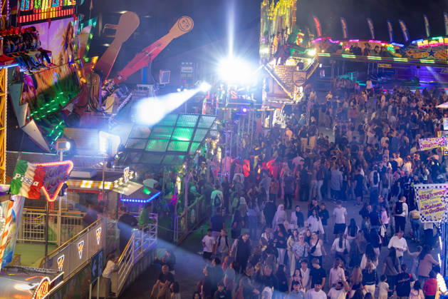 Bad Homburger Laternenfest 2026 28.08.2026: Der Rummelplatz von oben. Besucher und Fahrgeschäfte beim Bad Homburger Laternenfest. Das traditionsreiche Volksfest in Bad Homburg vor der Höhe lockt jedes Jahr zahlreiche Besucher in die Innenstadt und zählt zu den größten und bekanntesten Volksfesten im Rhein-Main-Gebiet. Bad Homburg vor der Höhe Festplatz am Heuchelbach Hessen Deutschland