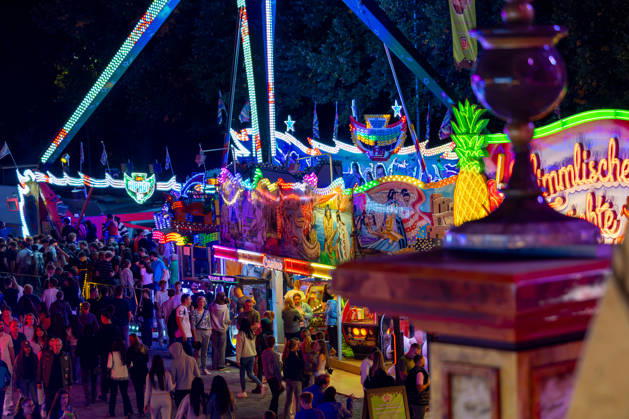 Bad Homburger Laternenfest 2026 28.08.2026: Besucher und Fahrgeschäfte beim Bad Homburger Laternenfest. Das traditionsreiche Volksfest in Bad Homburg vor der Höhe lockt jedes Jahr zahlreiche Besucher in die Innenstadt und zählt zu den größten und bekanntesten Volksfesten im Rhein-Main-Gebiet. Bad Homburg vor der Höhe Festplatz am Heuchelbach Hessen Deutschland