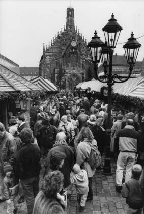 Nürnberger Christkindlesmarkt Menschenmenge auf dem Nürnberger Christkindlesmarkt vor der Frauenkirche, 27.11.1994 Nürnberg Bayern Deutschland