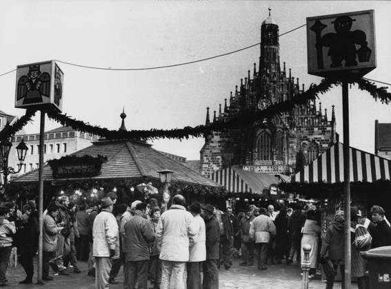 Nürnberger Christkindlesmarkt Besucher auf dem Nürnberger Christkindlesmarkt, im Hintergrund die Frauenkirche, 21.11.1991 Nürnberg Bayern Deutschland