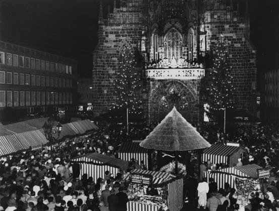 Nürnberger Christkindlesmarkt Blick auf den Nürnberger Christkindlesmarkt vor der Frauenkirche bei Nacht, 30.11.1990 Nürnberg Bayern Deutschland