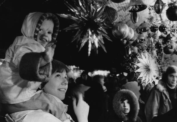 Nürnberger Christkindlesmarkt wieder eröffnet Eröffnung des Nürnberger Christkindlesmarktes, leuchtende Kinderaugen vor der Frauenkirche, das 16-jährige Christkind Birgit Dohritz eröffnete den Markt von der Empore der Frauenkirche, 26.11.1977 Nürnberg Bayern Deutschland