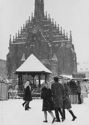 Nürnberger Christkindlesmarkt 1967 Besucher auf dem verschneiten Nürnberger Christkindlesmarkt vor der Frauenkirche Nürnberg Bayern Deutschland