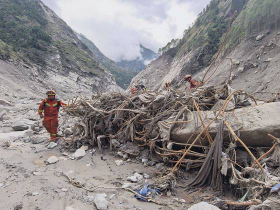 (260829) -- GYIRONG, Aug. 29, 2026 -- Rescuers carry out search and rescue operations at the mudslide-hit area in Gyirong County, southwest China s Xizang Autonomous Region, Aug. 29, 2026. A fast-moving chain mudslide, triggered by a high-altitude glacier collapse on the Nepalese side, has caused heavy casualties and left many missing at a port on the China-Nepal border in southwest China s Xizang Autonomous Region. Rescuers immediately launched an all-out effort to reach the mudslide-hit port and search for the missing. (Photo by Xinhua) (SpotNews) CHINA-XIZANG-GYIRONG-MUDSLIDE-RESCUE (CN) ZhengxLijun 