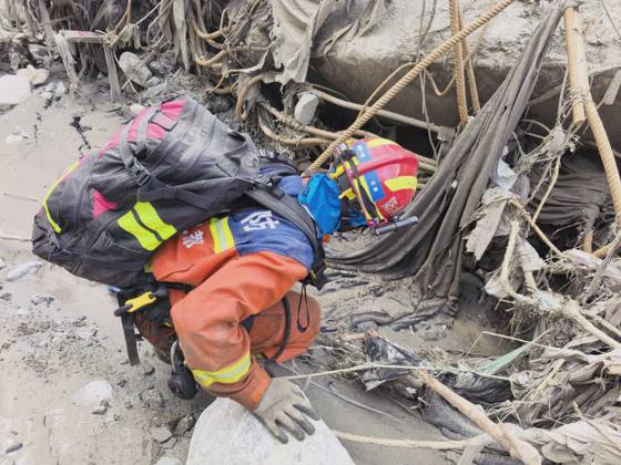 (260829) -- GYIRONG, Aug. 29, 2026 -- A rescuer carries out search and rescue operations at the mudslide-hit area in Gyirong County, southwest China s Xizang Autonomous Region, Aug. 29, 2026. A fast-moving chain mudslide, triggered by a high-altitude glacier collapse on the Nepalese side, has caused heavy casualties and left many missing at a port on the China-Nepal border in southwest China s Xizang Autonomous Region. Rescuers immediately launched an all-out effort to reach the mudslide-hit port and search for the missing. (Photo by Xinhua) (SpotNews) CHINA-XIZANG-GYIRONG-MUDSLIDE-RESCUE (CN) ZhengxLijun 