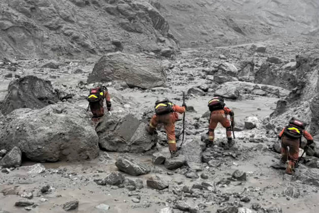 (260829) -- GYIRONG, Aug. 29, 2026 -- This screenshot from a video clip taken on Aug. 29, 2026 shows search and rescue operations underway at the mudslide-hit area in Gyirong County, southwest China s Xizang Autonomous Region. A fast-moving chain mudslide, triggered by a high-altitude glacier collapse on the Nepalese side, has caused heavy casualties and left many missing at a port on the China-Nepal border in southwest China s Xizang Autonomous Region. Rescuers immediately launched an all-out effort to reach the mudslide-hit port and search for the missing. (SpotNews) CHINA-XIZANG-GYIRONG-MUDSLIDE-RESCUE (CN) HuangxTaoming 