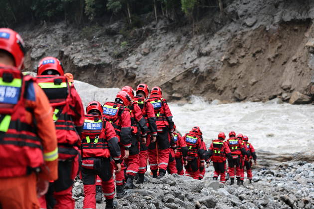(260829) -- GYIRONG, Aug. 29, 2026 -- This photo shows search and rescue operations underway at the mudslide-hit area in Gyirong County, southwest China s Xizang Autonomous Region, on Aug. 29, 2026. A fast-moving chain mudslide, triggered by a high-altitude glacier collapse on the Nepalese side, has caused heavy casualties and left many missing at a port on the China-Nepal border in southwest China s Xizang Autonomous Region. Rescuers immediately launched an all-out effort to reach the mudslide-hit port and search for the missing. ) (SpotNews) CHINA-XIZANG-GYIRONG-MUDSLIDE-RESCUE (CN) JiangxFan 