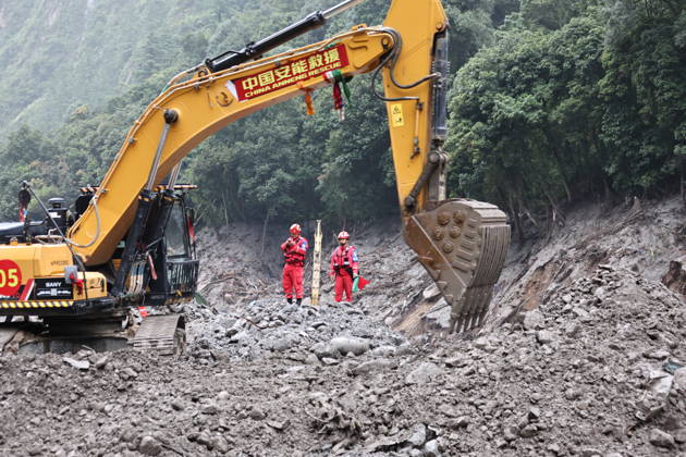 (260829) -- GYIRONG, Aug. 29, 2026 -- This photo shows search and rescue operations underway at the mudslide-hit area in Gyirong County, southwest China s Xizang Autonomous Region, on Aug. 29, 2026. A fast-moving chain mudslide, triggered by a high-altitude glacier collapse on the Nepalese side, has caused heavy casualties and left many missing at a port on the China-Nepal border in southwest China s Xizang Autonomous Region. Rescuers immediately launched an all-out effort to reach the mudslide-hit port and search for the missing. ) (SpotNews) CHINA-XIZANG-GYIRONG-MUDSLIDE-RESCUE (CN) JiangxFan 