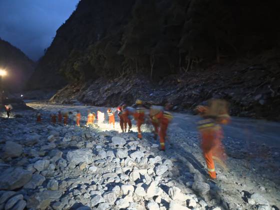 (260829) -- GYIRONG, Aug. 29, 2026 -- Rescuers carry emergency rescue supplies in southwest China s Xizang Autonomous Region, on Aug. 29, 2026. More than 90 sets of emergency rescue supplies were delivered by heavy-lift drones early Saturday morning to rescue teams heading for the mudslide-hit Gyirong Port in Xizang. (Xizang Fire and Rescue Corps Handout via Xinhua) (SpotNews) CHINA-XIZANG-GYIRONG-MUDSLIDE-DRONE-SUPPLIES-DELIVERY (CN) JiangxFan 