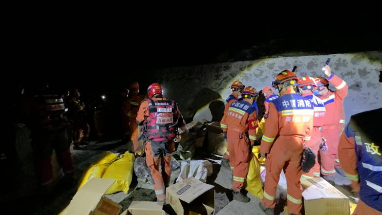 (260829) -- GYIRONG, Aug. 29, 2026 -- Rescuers carry emergency rescue supplies in southwest China s Xizang Autonomous Region, on Aug. 29, 2026. More than 90 sets of emergency rescue supplies were delivered by heavy-lift drones early Saturday morning to rescue teams heading for the mudslide-hit Gyirong Port in Xizang. (Xizang Fire and Rescue Corps Handout via Xinhua) (SpotNews) CHINA-XIZANG-GYIRONG-MUDSLIDE-DRONE-SUPPLIES-DELIVERY (CN) JiangxFan 