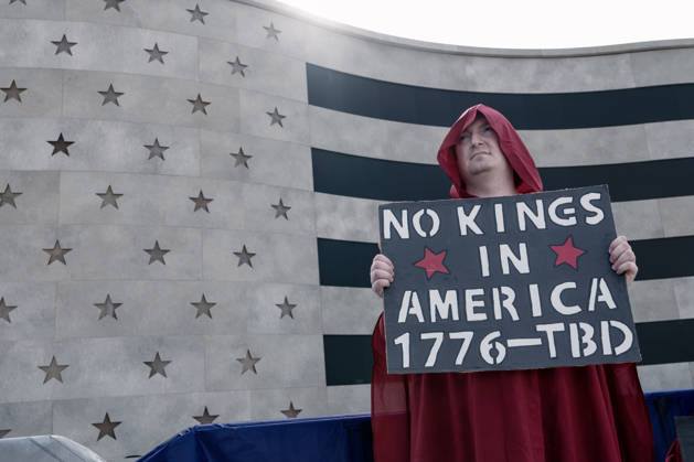 August 28, 2026, Washington, Distict Of Columbia, U.S.A: A demonstrator holds a sign that reads, â€oeNo Kings in America,†while attending the â€oeMarch on Washington: Defend the Vote†rally at the Lincoln Memorial in Washington, DC, on August 28, 2026. The rally, organized by the National Action Network, marks the 63rd anniversary of the 1963 March on Washington, where Rev. Martin Luther King Jr. delivered his historic â€oeI Have a Dream†speech. Thousands of demonstrators are expected to gather to call attention to voting rights ahead of Novemberâ€⠢s midterm elections. Washington U.S.A - ZUMAr125 20260828_fap_r125_006 Copyright: xProbalxRashidx