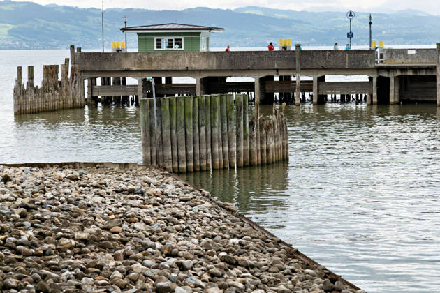 Langenargen Niedrigwasser am Bodensee in Langenargen Langenargen, Baden Württemberg, Deutschland, 28.08.2026. Deutlich sichtbares Niedrigwasser am Bodensee im Hafen von Langenargen. An der Hafenmauer und an den Pfosten ist anhand der hellen beziehungsweise verfärbten Bereiche zu erkennen, wie hoch das Wasser normalerweise steht. Der aktuell niedrige Wasserstand legt große Bereiche frei, die bei gewöhnlichem Pegel vom Bodensee bedeckt sind. Der Bodensee verzeichnet im Sommer 2026 außergewöhnlich niedrige Wasserstände. Umwelt Klima. Copyright: xEibner-Pressefotox EP_EER