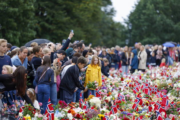 Kondolanse protokoll legges fram i Oslo Radhus Oslo 20260829. Sorgende borgere pa Slottsplassen for a legge ned blomster, lys og hilsener lordag formidag etter kong Harald dode fredag morgen. Foto: Hanna Johre NTB Oslo Norge nz3HFvH3Ups EDITORIAL USE ONLY Ref:_POLnz3HFvH3Ups.jpg Copyright: xHannaxJohrex xNTBx