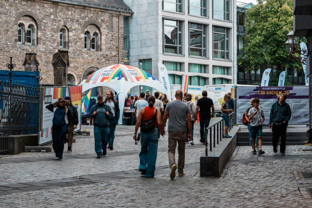 Deutschland, Aachen: CSD, Aachen Pride 2026, Christopher Street Day, Parade, Gleichstellung, Queerfeindlichkeit, Transrechte, Gleichberechtigung, Katschhof, Merch, Regenbogen Copyright: xThiemoxRudolphx