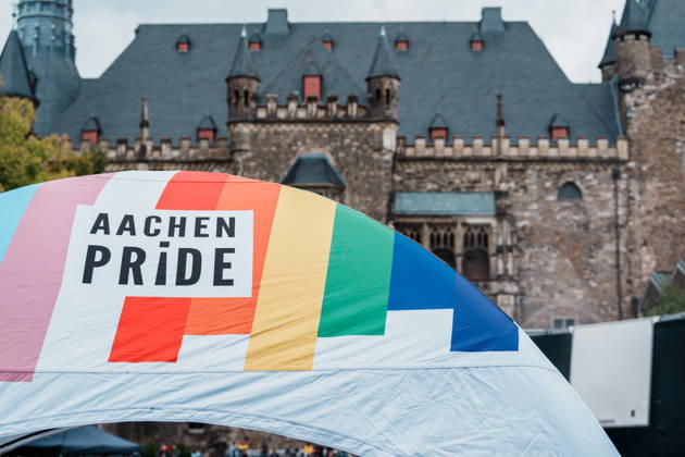 Deutschland, Aachen: CSD, Aachen Pride 2026, Christopher Street Day, Parade, Gleichstellung, Queerfeindlichkeit, Transrechte, Gleichberechtigung, Regenbogen vor Rathaus auf dem Katschhof Copyright: xThiemoxRudolphx