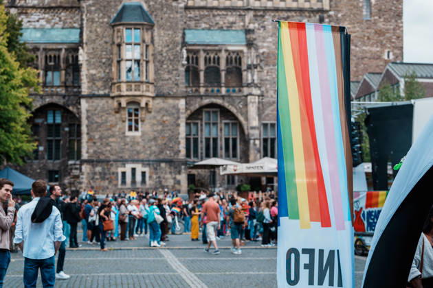 Deutschland, Aachen: CSD, Aachen Pride 2026, Christopher Street Day, Parade, Gleichstellung, Queerfeindlichkeit, Transrechte, Gleichberechtigung, Regenbogen vor Rathaus auf dem Katschhof Copyright: xThiemoxRudolphx