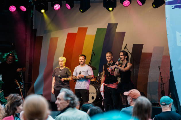 Deutschland, Aachen: CSD, Aachen Pride 2026, Christopher Street Day, Parade, Gleichstellung, Queerfeindlichkeit, Transrechte, Gleichberechtigung, Katschhof, Bühne, Regenbogen, Programm, Moderation, Fiene, Max, Gilau, Gazelle (v.l.n.r.) Copyright: xThiemoxRudolphx
