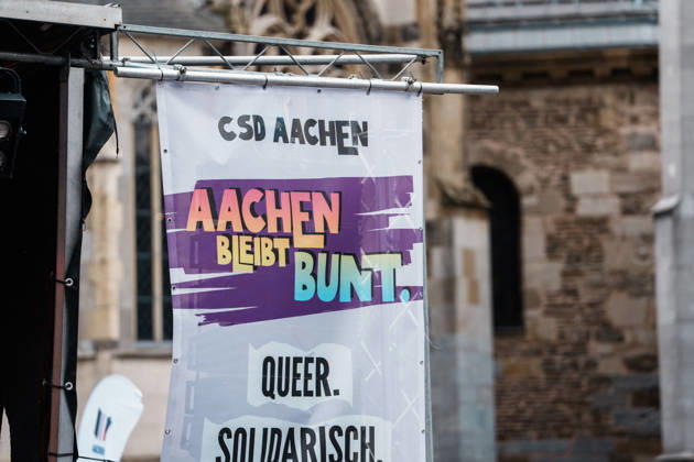 Deutschland, Aachen: CSD, Aachen Pride 2026, Christopher Street Day, Parade, Gleichstellung, Queerfeindlichkeit, Transrechte, Gleichberechtigung, Banner, Aachen bleibt bunt vor Aachener Dom Copyright: xThiemoxRudolphx