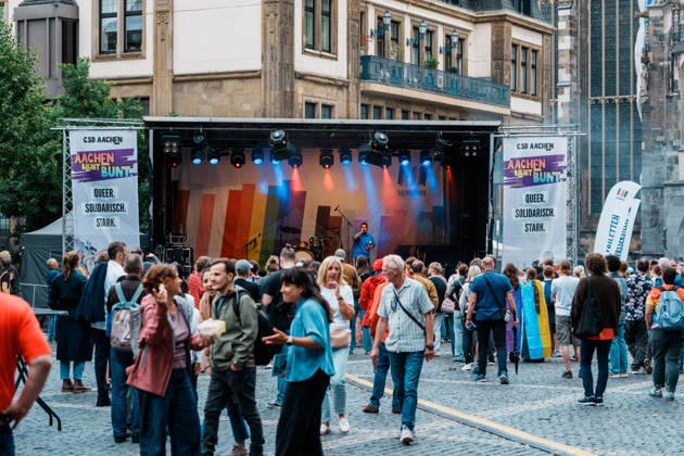 Deutschland, Aachen: CSD, Aachen Pride 2026, Christopher Street Day, Parade, Gleichstellung, Queerfeindlichkeit, Transrechte, Gleichberechtigung, Bühne Katschhof zwischen Dom und Rathaus, Sängerin Queen Mahoro Copyright: xThiemoxRudolphx