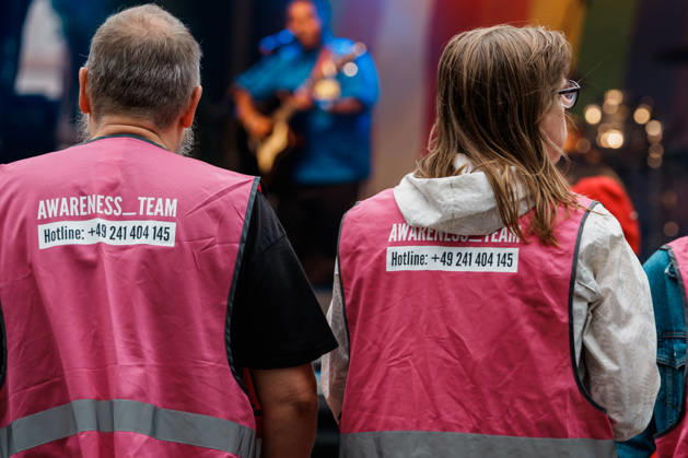 Deutschland, Aachen: CSD, Aachen Pride 2026, Christopher Street Day, Parade, Gleichstellung, Queerfeindlichkeit, Transrechte, Gleichberechtigung, Awareness - Team vor Bühne Katschhof Copyright: xThiemoxRudolphx