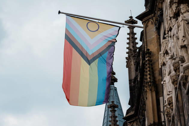 Deutschland, Aachen: CSD, Aachen Pride 2026, Christopher Street Day, Parade, Gleichstellung, Queerfeindlichkeit, Transrechte, Gleichberechtigung, Pride - Flagge weht an Rathaus Aachen am Markt Copyright: xThiemoxRudolphx