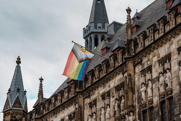 Deutschland, Aachen: CSD, Aachen Pride 2026, Christopher Street Day, Parade, Gleichstellung, Queerfeindlichkeit, Transrechte, Gleichberechtigung, Pride - Flagge weht an Rathaus Aachen am Markt Copyright: xThiemoxRudolphx
