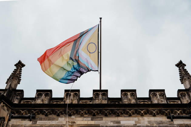 Deutschland, Aachen: CSD, Aachen Pride 2026, Christopher Street Day, Parade, Gleichstellung, Queerfeindlichkeit, Transrechte, Gleichberechtigung, Pride - Flagge weht an Rathaus Aachen am Markt Copyright: xThiemoxRudolphx