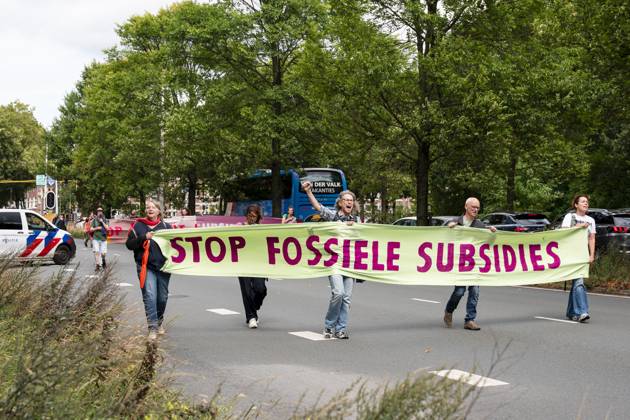 THE HAGUE - Climate protesters from Extinction Rebellion during a blockade of the A12 motorway, in response to the climate disasters of the past summer months. They also demand that political responsibility be taken for the consequences of the extreme weather. LINA SELG ANP netherlands out - belgium out  Copyright: xx x566503702x originalFilename: 566503702.jpg