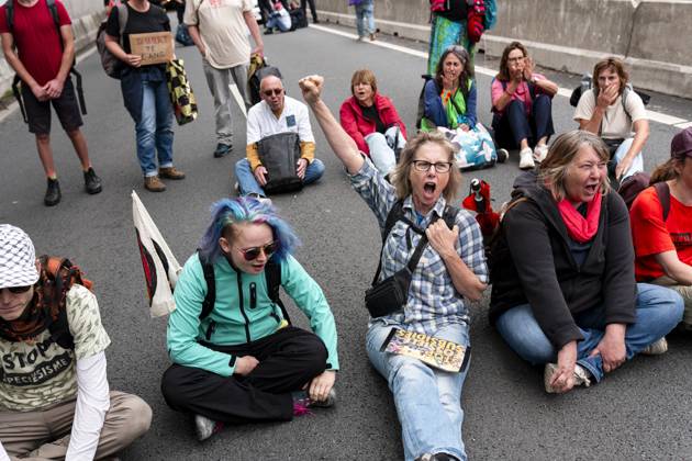 THE HAGUE - The police cleared Extinction Rebellion climate protesters during a blockade of the A12 motorway, in response to the climate disasters of the past summer months. They also demand that political responsibility be taken for the consequences of the extreme weather. LINA SELG ANP netherlands out - belgium out  Copyright: xx x566504901x originalFilename: 566504901.jpg