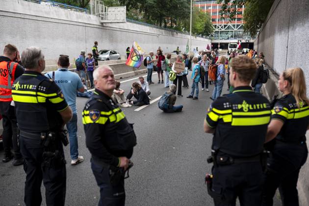 THE HAGUE - Climate protesters from Extinction Rebellion during a blockade of the A12 motorway, in response to the climate disasters of the past summer months. They also demand that political responsibility be taken for the consequences of the extreme weather. LINA SELG ANP netherlands out - belgium out  Copyright: xx x566505335x originalFilename: 566505335.jpg