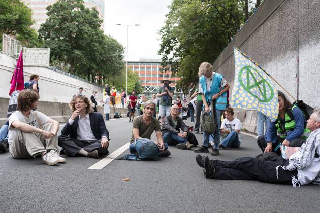THE HAGUE - Climate protesters from Extinction Rebellion during a blockade of the A12 motorway, in response to the climate disasters of the past summer months. They also demand that political responsibility be taken for the consequences of the extreme weather. LINA SELG ANP netherlands out - belgium out  Copyright: xx x566505359x originalFilename: 566505359.jpg