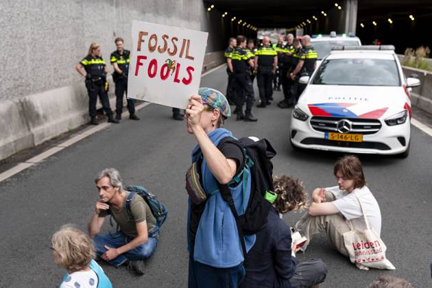 THE HAGUE - Climate protesters from Extinction Rebellion during a blockade of the A12 motorway, in response to the climate disasters of the past summer months. They also demand that political responsibility be taken for the consequences of the extreme weather. LINA SELG ANP netherlands out - belgium out  Copyright: xx x566505394x originalFilename: 566505394.jpg