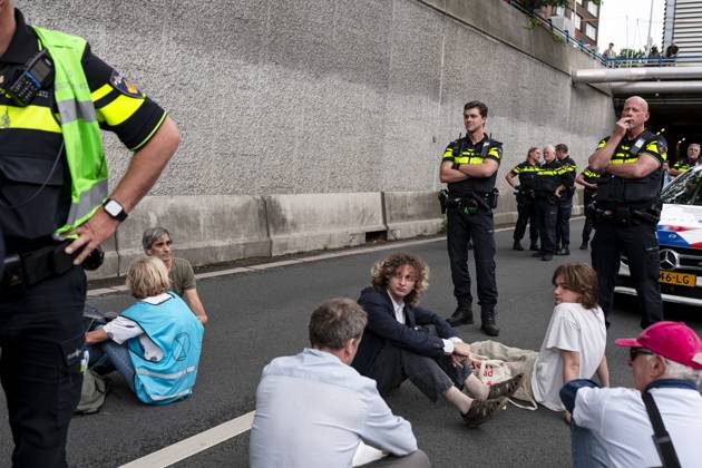 THE HAGUE - Climate protesters from Extinction Rebellion during a blockade of the A12 motorway, in response to the climate disasters of the past summer months. They also demand that political responsibility be taken for the consequences of the extreme weather. LINA SELG ANP netherlands out - belgium out  Copyright: xx x566505419x originalFilename: 566505419.jpg