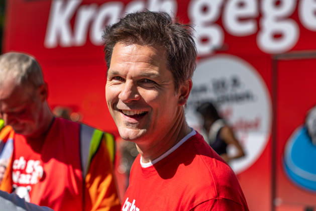 Wahlkampagne Steffen Krach. Deutschland, Berlin am 29. August 2026: SPD-Spitzenkandidat Steffen Krach in der Fußgängerzone der Wilmersdorfer Straße in Berlin-Charlottenburg mit dem Slogan Krach gegen Nazis. Steffen Krach ist Spitzenkandidat für die Abgeordnetenhauswahl 2026 und für das Amt des Regierenden Bürgermeisters Berlins.