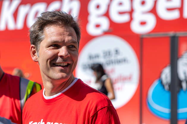 Wahlkampagne Steffen Krach. Deutschland, Berlin am 29. August 2026: SPD-Spitzenkandidat Steffen Krach in der Fußgängerzone der Wilmersdorfer Straße in Berlin-Charlottenburg mit dem Slogan Krach gegen Nazis. Steffen Krach ist Spitzenkandidat für die Abgeordnetenhauswahl 2026 und für das Amt des Regierenden Bürgermeisters Berlins.