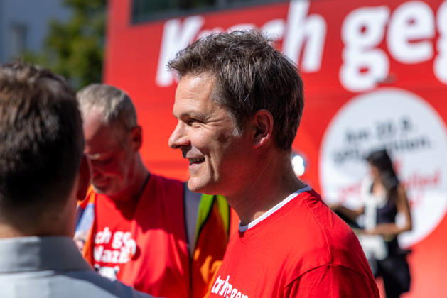 Wahlkampagne Steffen Krach. Deutschland, Berlin am 29. August 2026: SPD-Spitzenkandidat Steffen Krach in der Fußgängerzone der Wilmersdorfer Straße in Berlin-Charlottenburg mit dem Slogan Krach gegen Nazis. Steffen Krach ist Spitzenkandidat für die Abgeordnetenhauswahl 2026 und für das Amt des Regierenden Bürgermeisters Berlins.
