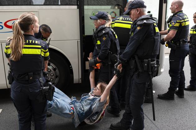 THE HAGUE - The police cleared Extinction Rebellion climate protesters during a blockade of the A12 motorway, in response to the climate disasters of the past summer months. They also demand that political responsibility be taken for the consequences of the extreme weather. LINA SELG ANP netherlands out - belgium out  Copyright: xx x566505494x originalFilename: 566505494.jpg