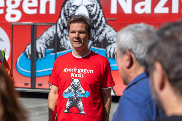 Wahlkampagne Steffen Krach. Deutschland, Berlin am 29. August 2026: SPD-Spitzenkandidat Steffen Krach in der Fußgängerzone der Wilmersdorfer Straße in Berlin-Charlottenburg mit dem Slogan Krach gegen Nazis. Steffen Krach ist Spitzenkandidat für die Abgeordnetenhauswahl 2026 und für das Amt des Regierenden Bürgermeisters Berlins.