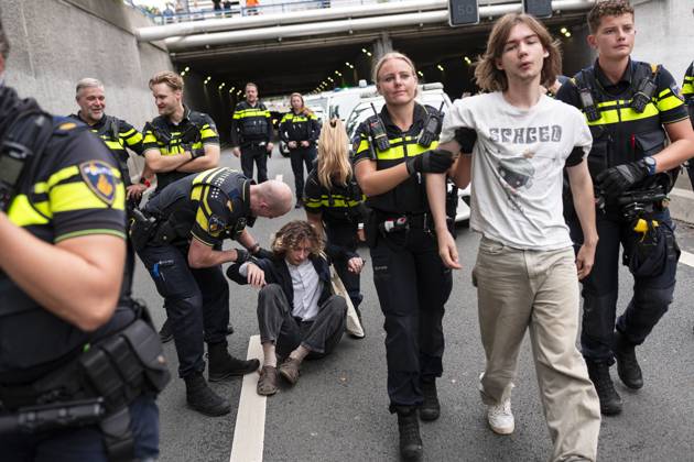 THE HAGUE - The police cleared Extinction Rebellion climate protesters during a blockade of the A12 motorway, in response to the climate disasters of the past summer months. They also demand that political responsibility be taken for the consequences of the extreme weather. LINA SELG ANP netherlands out - belgium out  Copyright: xx x566505527x originalFilename: 566505527.jpg