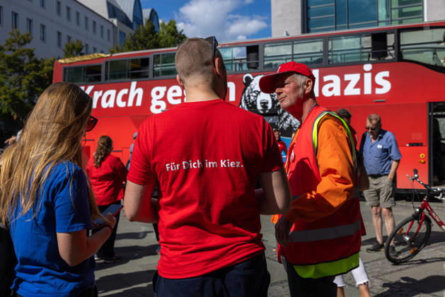 Wahlkampagne Steffen Krach. Deutschland, Berlin am 29. August 2026: SPD-Spitzenkandidat Steffen Krach in der Fußgängerzone der Wilmersdorfer Straße in Berlin-Charlottenburg mit dem Slogan Krach gegen Nazis. Steffen Krach ist Spitzenkandidat für die Abgeordnetenhauswahl 2026 und für das Amt des Regierenden Bürgermeisters Berlins.