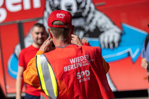 Wahlkampagne Steffen Krach. Deutschland, Berlin am 29. August 2026: SPD-Spitzenkandidat Steffen Krach in der Fußgängerzone der Wilmersdorfer Straße in Berlin-Charlottenburg mit dem Slogan Krach gegen Nazis. Steffen Krach ist Spitzenkandidat für die Abgeordnetenhauswahl 2026 und für das Amt des Regierenden Bürgermeisters Berlins.